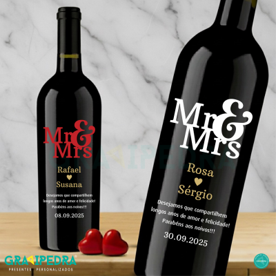 Duas garrafas de vinho personalizadas Mr & Mrs com mensagens de casamento sobre superfície de madeira e fundo de mármore branco