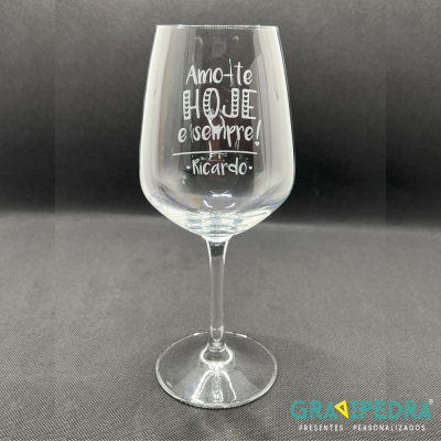 Taça de vidro transparente com texto branco impresso