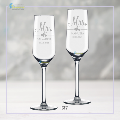 Dois copos de champanhe gravados com nomes e datas