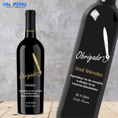 Garrafa de vinho com rótulo personalizado de agradecimento em fundo cinza e madeira clara