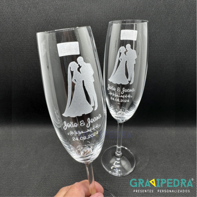 Dois copos de champanhe personalizados com nome e data de casamento