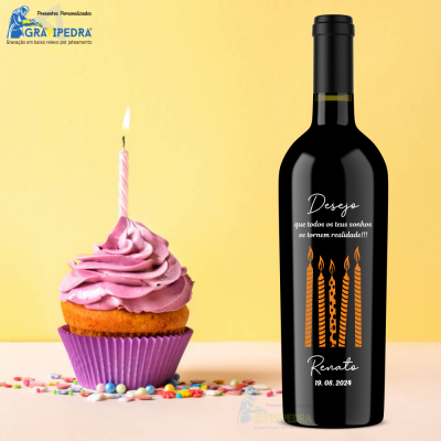 Garrafa de vinho preta com mensagem personalizada e cupcake com vela cor-de-rosa
