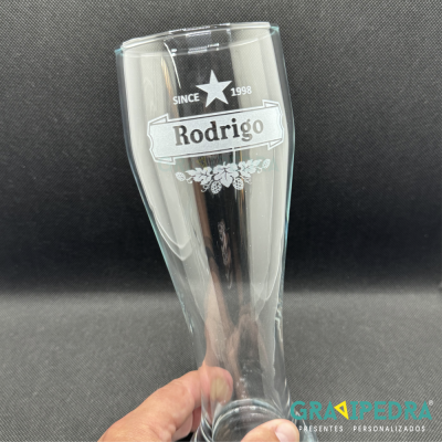 Copo de vidro transparente personalizado com texto 'SINCE 1998 Rodrigo'
