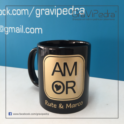 Caneca preta com design dourado 'AMOR' e nomes Rute & Marco
