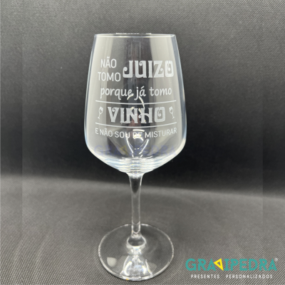 Taça de vinho transparente com texto gravado