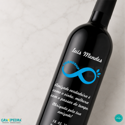 Garrafa de vinho preta com texto personalizado sobre amizade