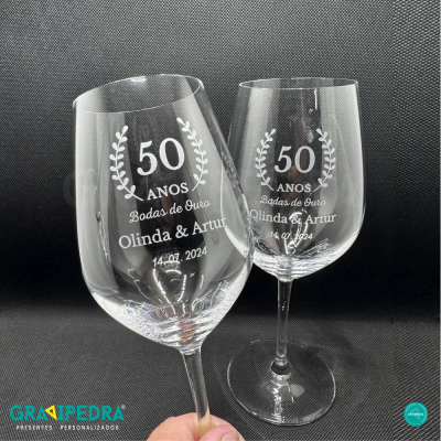 Dois copos de vidro para vinho com gravação comemorativa de bodas de ouro