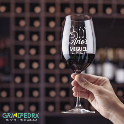 Taça de vinho com gravação personalizada celebrando 50 anos de Miguel, 02.04.2025