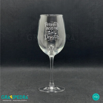 Copo de vinho transparente com texto motivacional branco