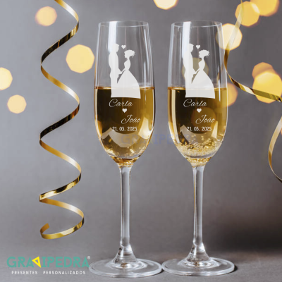 Dois copos de champanhe com gravuras personalizadas e decoração festiva
