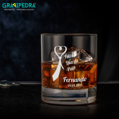 Copo de vidro com whisky e personalização para o Dia do Pai