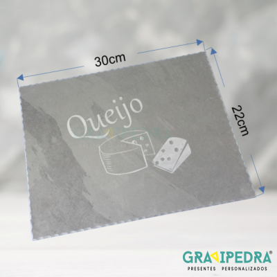 Tabuleiro de ardósia retangular cinza com impressão branca e medidas visíveis