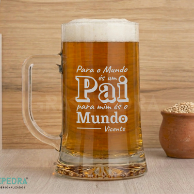 Caneca de vidro com cerveja e texto personalizado para pai