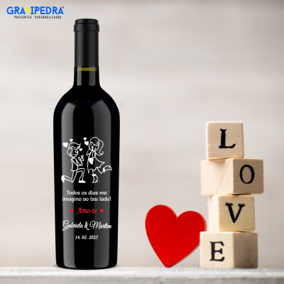 Garrafa de vinho personalizada com desenho de casal e texto romântico, junto a blocos de madeira formando LOVE e coração vermelho