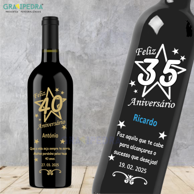 Garrafas de vinho personalizadas com texto de aniversário e decoração de estrelas