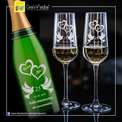 Garrafa verde e dois copos de champanhe com gravação personalizada para aniversário de casamento