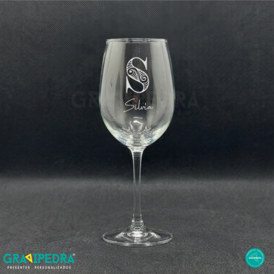 Copo de vinho personalizado em vidro com letra S e nome Silvia