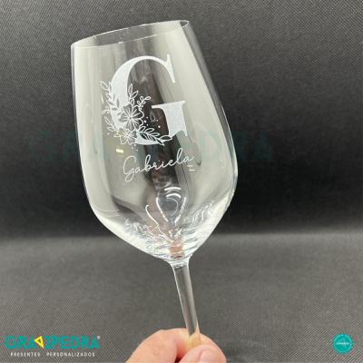 Copo de vinho personalizado com letra G e nome Gabriela
