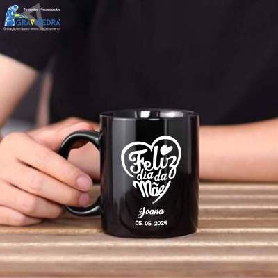 Caneca preta com texto branco Feliz dia da Mãe joana 05. 05. 2021