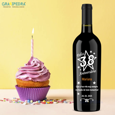 Garrafa de vinho personalizada com cupcake e vela