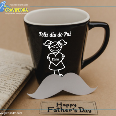 Caneca preta com texto 'Feliz dia do Pai' e desenho de menina, bigode de papel branco e cartão 'Happy Father's Day'