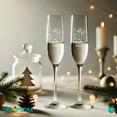 Duas taças de champanhe personalizadas com texto e decoração de Natal