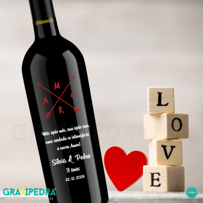 Garrafa de vinho personalizada com texto de amor e blocos de madeira formando a palavra LOVE