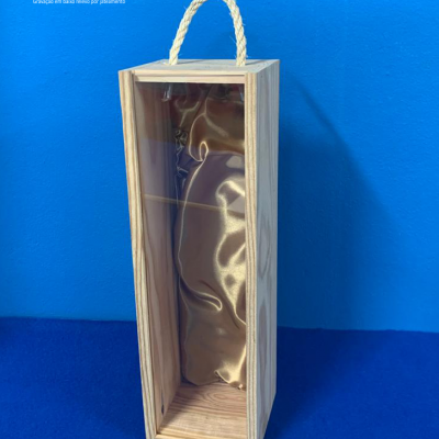 Caixa de madeira para garrafa com alça de corda e janela transparente