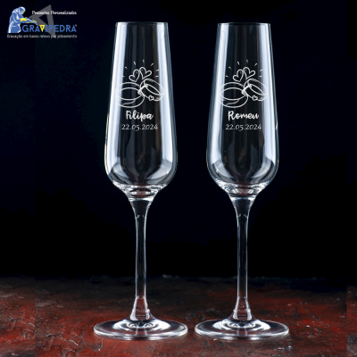 Dois copos de vidro para champanhe com gravações personalizadas