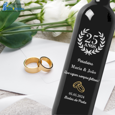 Garrafa preta personalizada para bodas de prata com texto comemorativo e duas alianças douradas ao lado