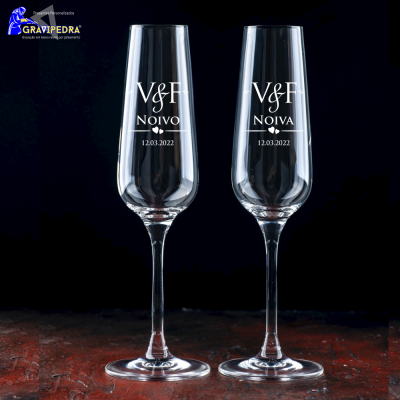 Duas taças de champanhe com gravação branca para noivo e noiva