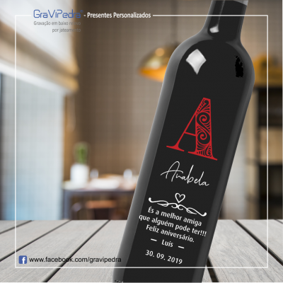 Garrafa preta com gravação personalizada de aniversário