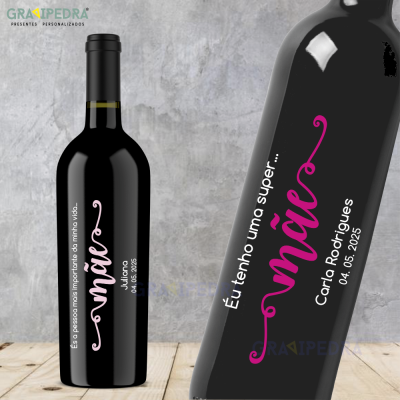 Garrafa preta de vinho com rótulo personalizado para mãe em rosa e branco numa mesa de madeira