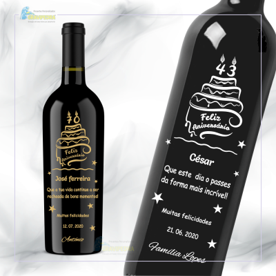 Garrafa de vinho preta com rótulo de aniversário dourado e branco