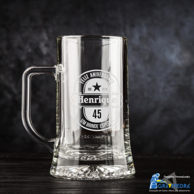 Copo de vidro transparente com pega e decoração em texto para aniversário