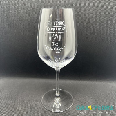 Copo de vinho transparente com texto branco e logótipo em fundo escuro