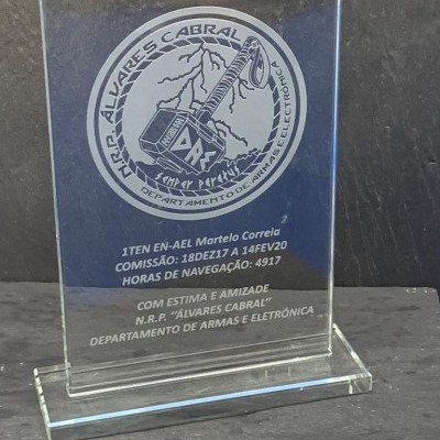 Troféu de vidro transparente com inscrição e selo do Departamento de Armas e Electrónica