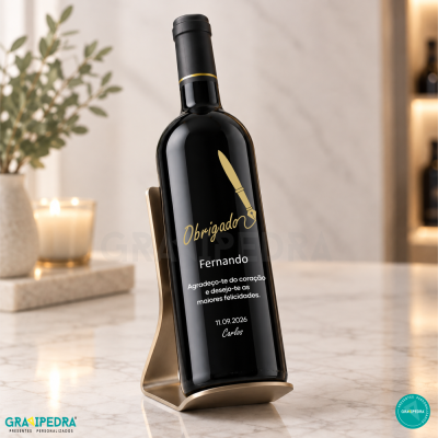 Garrafa de vinho personalizada com mensagem de agradecimento e base dourada num ambiente moderno.
