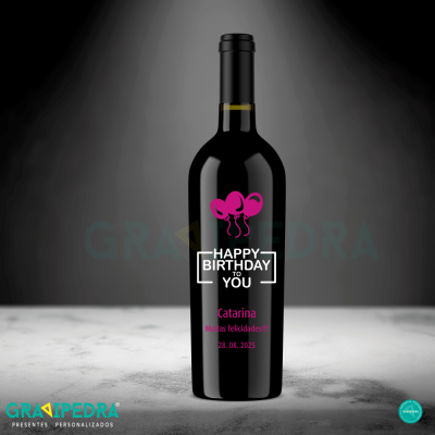 Garrafa de vinho preta com rótulo de aniversário personalizado.