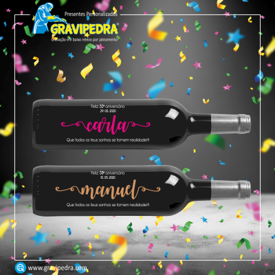 Duas garrafas de vinho preto com etiquetas personalizadas e confetes coloridos ao fundo