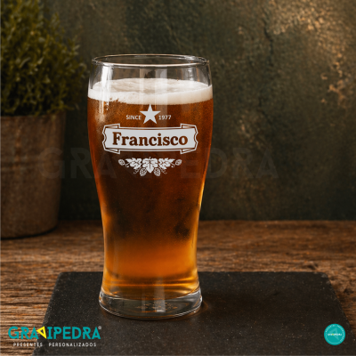 Copo de vidro com cerveja personalizada com texto Francisco