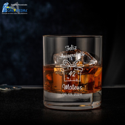 Copo de whisky personalizado com gravação branca e gelo