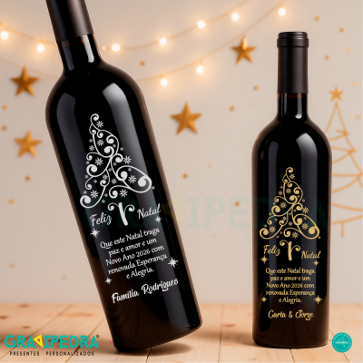 Duas garrafas de vinho com rótulos de Natal personalizados, uma com texto branco e outra com texto dourado