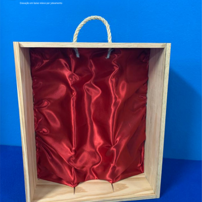 Caixa de madeira com interior vermelho acetinado e alça de corda