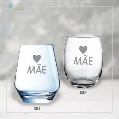 Dois copos de vidro com a palavra MÃE e um coração desenhado