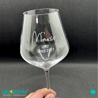 Copo de vidro para vinho personalizado com texto branco