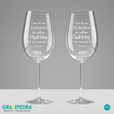 Duas taças de vinho de vidro com texto personalizado para Madrinha e Padrinho