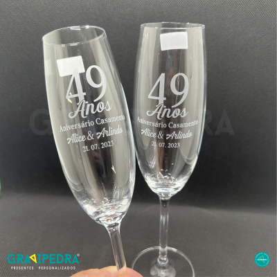 Duas taças de vidro transparentes gravadas para aniversário de casamento 49 anos