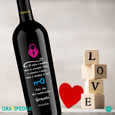 Garrafas de vinho preto com rótulo personalizado e blocos de madeira formando a palavra LOVE ao lado de coração vermelho