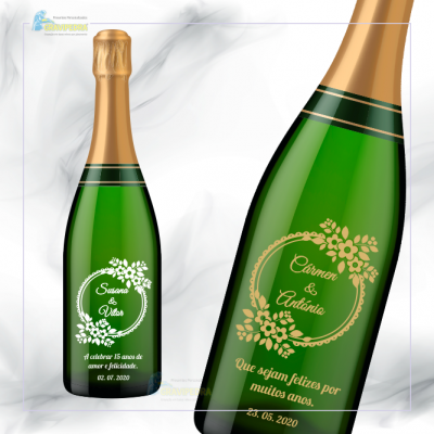 Garrafa verde de champanhe com rótulo dourado e textos em português em fundo branco marmoreado.